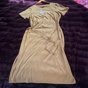 Petite Large Banana Republic midi t-shirt dress. Color camel